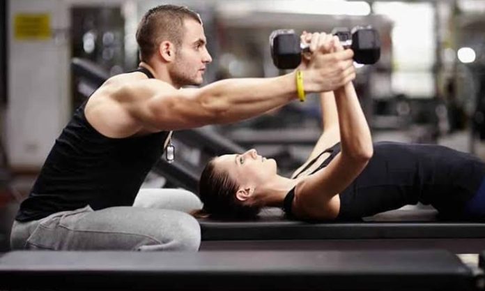 Fitness sektöründe dijitalleşmenin hız kazanmasıyla birlikte çalışma modelleri de önemli ölçüde değişiyor. Geleneksel salon ortamının yanı sıra internet üzerinden sunulan hizmetler, fitness eğitmenleri için yeni kariyer fırsatları oluşturuyor. Online danışmanlık, uzaktan takip sistemleri ve dijital antrenman programları sayesinde eğitmenler daha geniş kitlelere ulaşabiliyor. Konulu bir haber görseli.