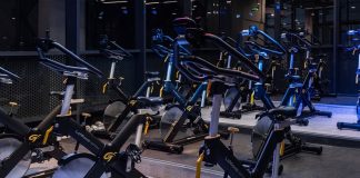Sağlıklı yaşam alışkanlıklarının yaygınlaşmasıyla birlikte fitness sektörü de hızlı bir değişim sürecine girdi. Kullanıcıların beklentileri artık yalnızca spor yapabilecekleri bir alanla sınırlı kalmıyor. Konfor, teknoloji, kişiselleştirilmiş hizmetler ve kaliteli müşteri deneyimi gibi unsurlar, spor salonu seçiminde belirleyici faktörler arasında yer alıyor. Bu noktada premium fitness kulüpleri, sundukları ayrıcalıklı hizmetlerle sektörde farklı bir konum elde ediyor. Konulu bir haber görseli.