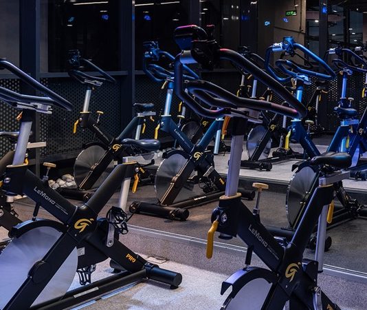 Sağlıklı yaşam alışkanlıklarının yaygınlaşmasıyla birlikte fitness sektörü de hızlı bir değişim sürecine girdi. Kullanıcıların beklentileri artık yalnızca spor yapabilecekleri bir alanla sınırlı kalmıyor. Konfor, teknoloji, kişiselleştirilmiş hizmetler ve kaliteli müşteri deneyimi gibi unsurlar, spor salonu seçiminde belirleyici faktörler arasında yer alıyor. Bu noktada premium fitness kulüpleri, sundukları ayrıcalıklı hizmetlerle sektörde farklı bir konum elde ediyor. Konulu bir haber görseli.