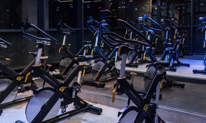 Premium Fitness Kulüpleri Farkını Nasıl Ortaya Koyuyor Sağlıklı yaşam alışkanlıklarının yaygınlaşmasıyla birlikte fitness sektörü de hızlı bir değişim sürecine girdi. Kullanıcıların beklentileri artık yalnızca spor yapabilecekleri bir alanla sınırlı kalmıyor. Konfor, teknoloji, kişiselleştirilmiş hizmetler ve kaliteli müşteri deneyimi gibi unsurlar, spor salonu seçiminde belirleyici faktörler arasında yer alıyor. Bu noktada premium fitness kulüpleri, sundukları ayrıcalıklı hizmetlerle sektörde farklı bir konum elde ediyor. Konulu bir haber görseli.