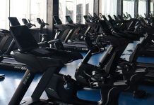 Spor salonlarının başarısını belirleyen en önemli unsurlardan biri, üyelere sunulan ekipmanların kalitesidir. Günümüzde kullanıcılar yalnızca geniş bir spor alanı değil, aynı zamanda güvenli, dayanıklı ve teknolojik açıdan gelişmiş ekipmanlarla donatılmış tesisleri tercih ediyor. Bu nedenle profesyonel fitness cihazları seçimi, hem yeni açılacak spor salonları hem de mevcut işletmeler için stratejik bir yatırım olarak görülüyor. Konulu bir haber görseli.