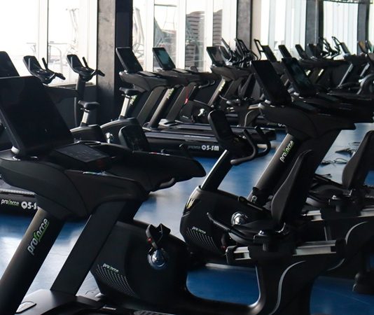 Profesyonel Fitness Cihazları Nasıl Seçilmeli? Spor salonlarının başarısını belirleyen en önemli unsurlardan biri, üyelere sunulan ekipmanların kalitesidir. Günümüzde kullanıcılar yalnızca geniş bir spor alanı değil, aynı zamanda güvenli, dayanıklı ve teknolojik açıdan gelişmiş ekipmanlarla donatılmış tesisleri tercih ediyor. Bu nedenle profesyonel fitness cihazları seçimi, hem yeni açılacak spor salonları hem de mevcut işletmeler için stratejik bir yatırım olarak görülüyor. Konulu bir haber görseli.