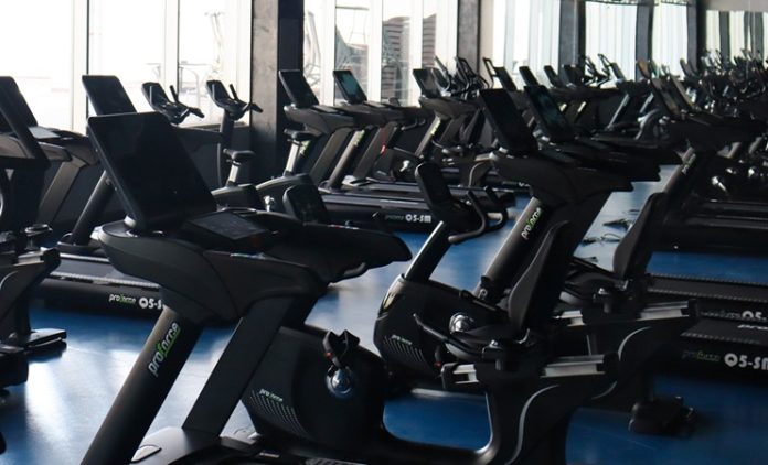 Spor salonlarının başarısını belirleyen en önemli unsurlardan biri, üyelere sunulan ekipmanların kalitesidir. Günümüzde kullanıcılar yalnızca geniş bir spor alanı değil, aynı zamanda güvenli, dayanıklı ve teknolojik açıdan gelişmiş ekipmanlarla donatılmış tesisleri tercih ediyor. Bu nedenle profesyonel fitness cihazları seçimi, hem yeni açılacak spor salonları hem de mevcut işletmeler için stratejik bir yatırım olarak görülüyor. Konulu bir haber görseli.