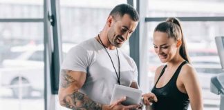 Fitness hedeflerine ulaşmak isteyen kişilerin en önemli kararlarından biri doğru profesyoneli seçmektir. Günümüzde spor salonlarının yaygınlaşmasıyla birlikte birçok kişi daha sağlıklı bir yaşam, kas gelişimi, kilo kontrolü veya performans artışı amacıyla uzman desteğine yöneliyor. Ancak doğru fitness eğitmeni seçimi, beklenen sonuçlara ulaşmak ve güvenli bir antrenman süreci geçirmek açısından büyük önem taşıyor. Konulu bir haber görseli.