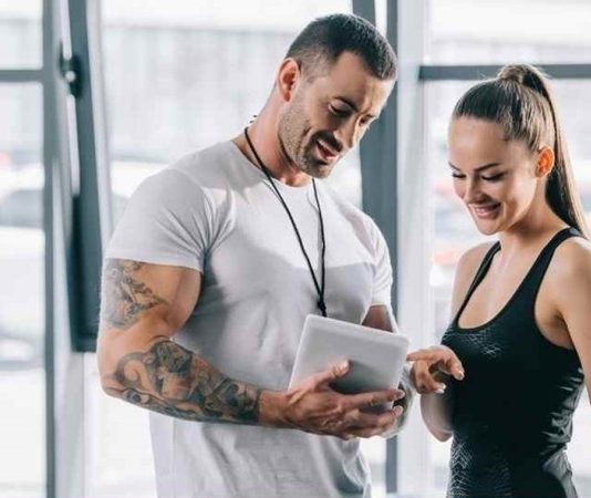 Fitness hedeflerine ulaşmak isteyen kişilerin en önemli kararlarından biri doğru profesyoneli seçmektir. Günümüzde spor salonlarının yaygınlaşmasıyla birlikte birçok kişi daha sağlıklı bir yaşam, kas gelişimi, kilo kontrolü veya performans artışı amacıyla uzman desteğine yöneliyor. Ancak doğru fitness eğitmeni seçimi, beklenen sonuçlara ulaşmak ve güvenli bir antrenman süreci geçirmek açısından büyük önem taşıyor. Konulu bir haber görseli.