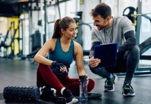 Fitness sektörü son yıllarda yalnızca spor yapma alışkanlığının değil, aynı zamanda sağlıklı yaşam bilincinin de güçlenmesiyle önemli bir dönüşüm yaşadı. Bu değişim sürecinde en büyük pay sahiplerinden biri ise fitness eğitmeni olarak görev yapan profesyoneller oldu. Bilimsel antrenman yöntemlerini bireysel hedeflerle birleştiren uzmanlar, üyelerin fiziksel gelişimlerinin yanı sıra motivasyonlarını da artırarak sektöre değer katıyor. Günümüzde başarılı eğitmenlerin hikâyeleri, hem yeni meslek adaylarına ilham veriyor hem de fitness sektörü içinde kalite standartlarının yükselmesine katkı sağlıyor. Konulu bir haber görseli.