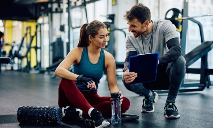 Fitness sektörü son yıllarda yalnızca spor yapma alışkanlığının değil, aynı zamanda sağlıklı yaşam bilincinin de güçlenmesiyle önemli bir dönüşüm yaşadı. Bu değişim sürecinde en büyük pay sahiplerinden biri ise fitness eğitmeni olarak görev yapan profesyoneller oldu. Bilimsel antrenman yöntemlerini bireysel hedeflerle birleştiren uzmanlar, üyelerin fiziksel gelişimlerinin yanı sıra motivasyonlarını da artırarak sektöre değer katıyor. Günümüzde başarılı eğitmenlerin hikâyeleri, hem yeni meslek adaylarına ilham veriyor hem de fitness sektörü içinde kalite standartlarının yükselmesine katkı sağlıyor. Konulu bir haber görseli.