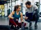 Fitness sektörü son yıllarda yalnızca spor yapma alışkanlığının değil, aynı zamanda sağlıklı yaşam bilincinin de güçlenmesiyle önemli bir dönüşüm yaşadı. Bu değişim sürecinde en büyük pay sahiplerinden biri ise fitness eğitmeni olarak görev yapan profesyoneller oldu. Bilimsel antrenman yöntemlerini bireysel hedeflerle birleştiren uzmanlar, üyelerin fiziksel gelişimlerinin yanı sıra motivasyonlarını da artırarak sektöre değer katıyor. Günümüzde başarılı eğitmenlerin hikâyeleri, hem yeni meslek adaylarına ilham veriyor hem de fitness sektörü içinde kalite standartlarının yükselmesine katkı sağlıyor. Konulu bir haber görseli.
