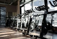 Profesyonel spor salonlarının başarısında kaliteli ekipman seçimi büyük rol oynuyor. Günümüzde üyeler yalnızca geniş bir antrenman alanı değil, aynı zamanda teknolojik, güvenli ve uzun ömürlü cihazlarla donatılmış salonları tercih ediyor. Bu nedenle fitness donanımı seçimi, spor salonlarının hizmet kalitesini ve müşteri memnuniyetini doğrudan etkileyen en önemli yatırımlar arasında yer alıyor. Doğru ekipman tercihleri hem kullanıcı deneyimini iyileştiriyor hem de işletmelerin uzun vadede bakım ve yenileme maliyetlerini azaltıyor. Konulu bir haber görseli.