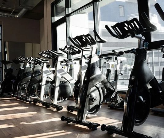Profesyonel spor salonlarının başarısında kaliteli ekipman seçimi büyük rol oynuyor. Günümüzde üyeler yalnızca geniş bir antrenman alanı değil, aynı zamanda teknolojik, güvenli ve uzun ömürlü cihazlarla donatılmış salonları tercih ediyor. Bu nedenle fitness donanımı seçimi, spor salonlarının hizmet kalitesini ve müşteri memnuniyetini doğrudan etkileyen en önemli yatırımlar arasında yer alıyor. Doğru ekipman tercihleri hem kullanıcı deneyimini iyileştiriyor hem de işletmelerin uzun vadede bakım ve yenileme maliyetlerini azaltıyor. Konulu bir haber görseli.