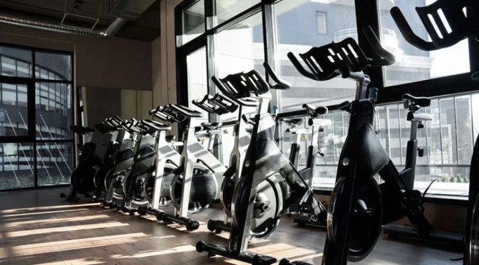 Profesyonel spor salonlarının başarısında kaliteli ekipman seçimi büyük rol oynuyor. Günümüzde üyeler yalnızca geniş bir antrenman alanı değil, aynı zamanda teknolojik, güvenli ve uzun ömürlü cihazlarla donatılmış salonları tercih ediyor. Bu nedenle fitness donanımı seçimi, spor salonlarının hizmet kalitesini ve müşteri memnuniyetini doğrudan etkileyen en önemli yatırımlar arasında yer alıyor. Doğru ekipman tercihleri hem kullanıcı deneyimini iyileştiriyor hem de işletmelerin uzun vadede bakım ve yenileme maliyetlerini azaltıyor. Konulu bir haber görseli.