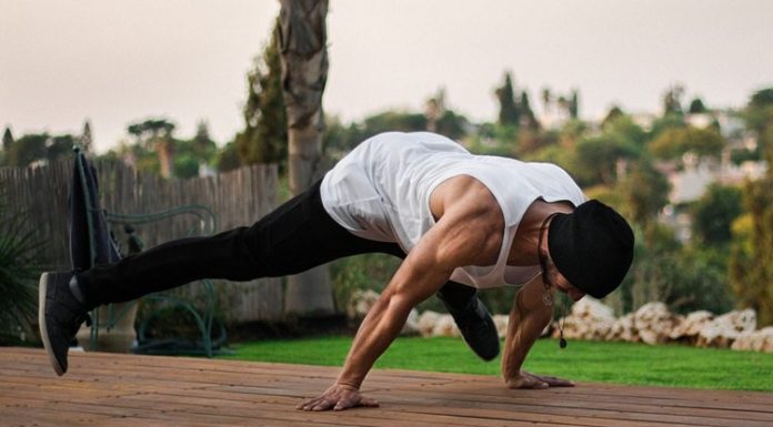 Profesyonel Sporcuların Fitness Antrenman Sırları Profesyonel sporcuların ulaştığı fiziksel seviyeler, yalnızca yoğun antrenmanlarla değil, doğru planlama, disiplinli yaşam tarzı ve bilimsel yaklaşımlarla ortaya çıkar. Günümüzde üst düzey sporcular, gelişimlerini hızlandırmak için rastgele çalışmalar yerine kişisel ihtiyaçlarına göre hazırlanan sistemli programlar uygular. Bu noktada fitness antrenmanı, profesyonel sporcuların güç, dayanıklılık ve performans seviyelerini artırmasında temel unsurlardan biri olarak öne çıkar. Konulu bir haber görseli.