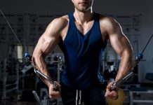 Fitness dünyasında sürekli gelişim sağlamak isteyen sporcuların en çok üzerinde durduğu konulardan biri antrenman sistemlerinin doğru şekilde planlanması oluyor. Vücudun belirli bir seviyeye alışmasının ardından aynı yükle çalışmaya devam etmek, zaman içerisinde gelişimin yavaşlamasına neden olabiliyor. Bu noktada progressive overload yani kademeli yüklenme yöntemi, sporcuların performansını artırmak ve fiziksel gelişimini sürdürmek için önemli bir yaklaşım olarak öne çıkıyor. Konulu bir haber görseli.