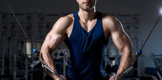 Fitness dünyasında sürekli gelişim sağlamak isteyen sporcuların en çok üzerinde durduğu konulardan biri antrenman sistemlerinin doğru şekilde planlanması oluyor. Vücudun belirli bir seviyeye alışmasının ardından aynı yükle çalışmaya devam etmek, zaman içerisinde gelişimin yavaşlamasına neden olabiliyor. Bu noktada progressive overload yani kademeli yüklenme yöntemi, sporcuların performansını artırmak ve fiziksel gelişimini sürdürmek için önemli bir yaklaşım olarak öne çıkıyor. Konulu bir haber görseli.