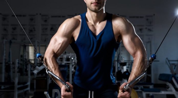 Fitness dünyasında sürekli gelişim sağlamak isteyen sporcuların en çok üzerinde durduğu konulardan biri antrenman sistemlerinin doğru şekilde planlanması oluyor. Vücudun belirli bir seviyeye alışmasının ardından aynı yükle çalışmaya devam etmek, zaman içerisinde gelişimin yavaşlamasına neden olabiliyor. Bu noktada progressive overload yani kademeli yüklenme yöntemi, sporcuların performansını artırmak ve fiziksel gelişimini sürdürmek için önemli bir yaklaşım olarak öne çıkıyor. Konulu bir haber görseli.