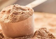 Düzenli spor yapan bireylerin beslenme planlarında protein alımı önemli bir yere sahip bulunuyor. Kasların korunması, gelişmesi ve antrenman sonrasında toparlanma sürecinin desteklenmesi açısından yeterli protein tüketimi büyük önem taşıyor. Günümüzde birçok kişi günlük protein ihtiyacını besinlerden karşılarken, bazı durumlarda protein tozu gibi takviye ürünler de tercih edilebiliyor. Ancak her ürün her kullanıcı için aynı sonucu vermeyebiliyor. Bu nedenle fitness hedefleri, protein tozu seçiminde dikkat edilmesi gereken en önemli kriterlerden biri olarak öne çıkıyor. Konulu bir haber görseli.