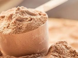 Protein Tozu Seçerken Fitness Hedefleri Neden Önemlidir? Düzenli spor yapan bireylerin beslenme planlarında protein alımı önemli bir yere sahip bulunuyor. Kasların korunması, gelişmesi ve antrenman sonrasında toparlanma sürecinin desteklenmesi açısından yeterli protein tüketimi büyük önem taşıyor. Günümüzde birçok kişi günlük protein ihtiyacını besinlerden karşılarken, bazı durumlarda protein tozu gibi takviye ürünler de tercih edilebiliyor. Ancak her ürün her kullanıcı için aynı sonucu vermeyebiliyor. Bu nedenle fitness hedefleri, protein tozu seçiminde dikkat edilmesi gereken en önemli kriterlerden biri olarak öne çıkıyor. Konulu bir haber görseli.
