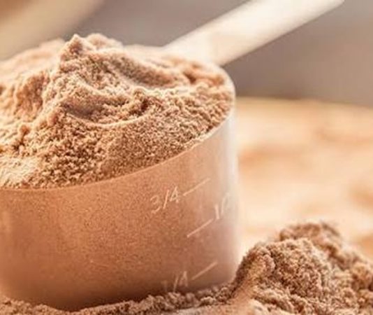 Düzenli spor yapan bireylerin beslenme planlarında protein alımı önemli bir yere sahip bulunuyor. Kasların korunması, gelişmesi ve antrenman sonrasında toparlanma sürecinin desteklenmesi açısından yeterli protein tüketimi büyük önem taşıyor. Günümüzde birçok kişi günlük protein ihtiyacını besinlerden karşılarken, bazı durumlarda protein tozu gibi takviye ürünler de tercih edilebiliyor. Ancak her ürün her kullanıcı için aynı sonucu vermeyebiliyor. Bu nedenle fitness hedefleri, protein tozu seçiminde dikkat edilmesi gereken en önemli kriterlerden biri olarak öne çıkıyor. Konulu bir haber görseli.
