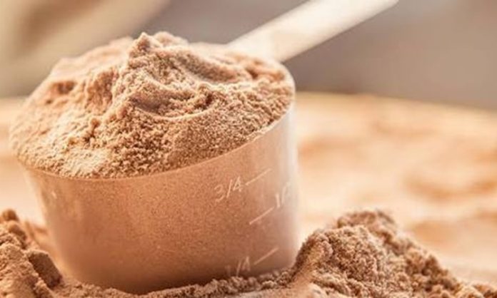 Düzenli spor yapan bireylerin beslenme planlarında protein alımı önemli bir yere sahip bulunuyor. Kasların korunması, gelişmesi ve antrenman sonrasında toparlanma sürecinin desteklenmesi açısından yeterli protein tüketimi büyük önem taşıyor. Günümüzde birçok kişi günlük protein ihtiyacını besinlerden karşılarken, bazı durumlarda protein tozu gibi takviye ürünler de tercih edilebiliyor. Ancak her ürün her kullanıcı için aynı sonucu vermeyebiliyor. Bu nedenle fitness hedefleri, protein tozu seçiminde dikkat edilmesi gereken en önemli kriterlerden biri olarak öne çıkıyor. Konulu bir haber görseli.