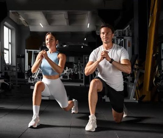 Fitness sektöründe bilinçli antrenman anlayışının yaygınlaşmasıyla birlikte sporcuların performansını artırmanın yanı sıra sağlıklarını korumaya yönelik çalışmalar da önem kazanmaya başladı. Bu noktada fitness eğitmeni tarafından uygulanan doğru yöntemler, spor yapan kişilerin sakatlık riskini azaltmasında kritik bir rol oynuyor. Yanlış egzersiz teknikleri, aşırı yüklenme ve kişiye uygun olmayan programlar uzun vadede çeşitli fiziksel problemlere yol açabilirken, profesyonel yaklaşımlar daha güvenli ve verimli bir spor deneyimi sağlıyor. Konulu bir haber görseli.