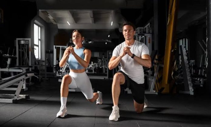 Fitness sektöründe bilinçli antrenman anlayışının yaygınlaşmasıyla birlikte sporcuların performansını artırmanın yanı sıra sağlıklarını korumaya yönelik çalışmalar da önem kazanmaya başladı. Bu noktada fitness eğitmeni tarafından uygulanan doğru yöntemler, spor yapan kişilerin sakatlık riskini azaltmasında kritik bir rol oynuyor. Yanlış egzersiz teknikleri, aşırı yüklenme ve kişiye uygun olmayan programlar uzun vadede çeşitli fiziksel problemlere yol açabilirken, profesyonel yaklaşımlar daha güvenli ve verimli bir spor deneyimi sağlıyor. Konulu bir haber görseli.