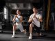 Fitness sektöründe bilinçli antrenman anlayışının yaygınlaşmasıyla birlikte sporcuların performansını artırmanın yanı sıra sağlıklarını korumaya yönelik çalışmalar da önem kazanmaya başladı. Bu noktada fitness eğitmeni tarafından uygulanan doğru yöntemler, spor yapan kişilerin sakatlık riskini azaltmasında kritik bir rol oynuyor. Yanlış egzersiz teknikleri, aşırı yüklenme ve kişiye uygun olmayan programlar uzun vadede çeşitli fiziksel problemlere yol açabilirken, profesyonel yaklaşımlar daha güvenli ve verimli bir spor deneyimi sağlıyor. Konulu bir haber görseli.