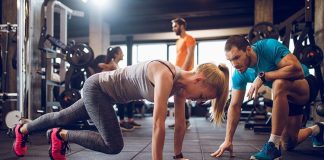Fitness sektöründe dijitalleşmenin hız kazanmasıyla birlikte sosyal medya, fitness eğitmenleri için önemli bir kariyer aracı haline geldi. Geçmişte spor salonları ve birebir çalışmalar üzerinden ilerleyen fitness eğitmenliği, günümüzde sosyal medya platformları sayesinde daha geniş kitlelere ulaşabilen bir meslek alanına dönüştü. Konulu bir haber görseli.