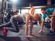 Sosyal Medya Fitness Eğitmenlerinin Kariyerini Nasıl Etkiliyor? Fitness sektöründe dijitalleşmenin hız kazanmasıyla birlikte sosyal medya, fitness eğitmenleri için önemli bir kariyer aracı haline geldi. Geçmişte spor salonları ve birebir çalışmalar üzerinden ilerleyen fitness eğitmenliği, günümüzde sosyal medya platformları sayesinde daha geniş kitlelere ulaşabilen bir meslek alanına dönüştü. Konulu bir haber görseli.