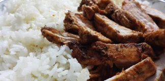 Düzenli egzersiz yapan bireyler için antrenman kadar beslenme düzeni de büyük önem taşıyor. Vücudun ihtiyaç duyduğu enerji, protein, vitamin ve minerallerin dengeli şekilde alınması hem performansın artırılmasına hem de toparlanma sürecinin daha verimli ilerlemesine katkı sağlıyor. Bu nedenle sporcu beslenmesi, yalnızca profesyonel sporcuların değil, fitness ile ilgilenen herkesin dikkat etmesi gereken önemli konular arasında yer alıyor. Konulu bir haber görseli.