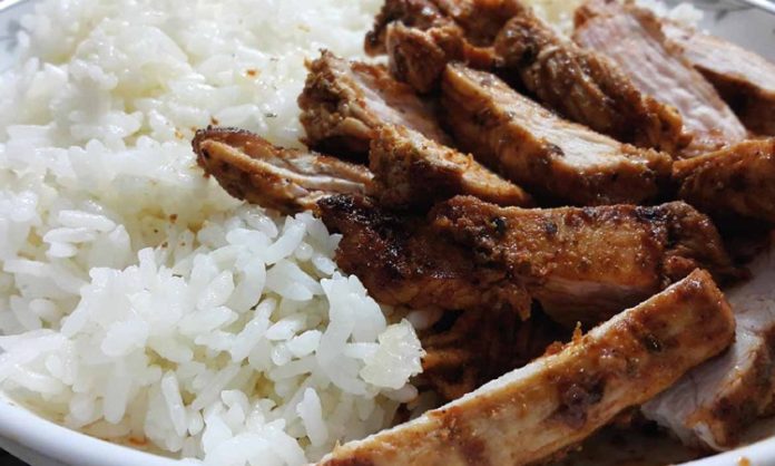 Düzenli egzersiz yapan bireyler için antrenman kadar beslenme düzeni de büyük önem taşıyor. Vücudun ihtiyaç duyduğu enerji, protein, vitamin ve minerallerin dengeli şekilde alınması hem performansın artırılmasına hem de toparlanma sürecinin daha verimli ilerlemesine katkı sağlıyor. Bu nedenle sporcu beslenmesi, yalnızca profesyonel sporcuların değil, fitness ile ilgilenen herkesin dikkat etmesi gereken önemli konular arasında yer alıyor. Konulu bir haber görseli.