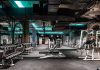 Fitness sektörü, yalnızca sağlıklı yaşam ve spor alışkanlıklarıyla değil, çevresel sorumluluk anlayışıyla da dönüşüm geçiriyor. Son yıllarda birçok spor merkezi, işletme süreçlerinde daha çevreci uygulamalara yönelerek sürdürülebilirlik çalışmalarını gündemine alıyor. Enerji tüketiminden atık yönetimine, ekipman seçiminden üyelerin bilinçlendirilmesine kadar birçok alanda yapılan yenilikler, fitness kulüplerinin gelecekteki çalışma modellerini şekillendiriyor. Konulu bir haber görseli.