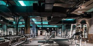 Fitness sektörü, yalnızca sağlıklı yaşam ve spor alışkanlıklarıyla değil, çevresel sorumluluk anlayışıyla da dönüşüm geçiriyor. Son yıllarda birçok spor merkezi, işletme süreçlerinde daha çevreci uygulamalara yönelerek sürdürülebilirlik çalışmalarını gündemine alıyor. Enerji tüketiminden atık yönetimine, ekipman seçiminden üyelerin bilinçlendirilmesine kadar birçok alanda yapılan yenilikler, fitness kulüplerinin gelecekteki çalışma modellerini şekillendiriyor. Konulu bir haber görseli.