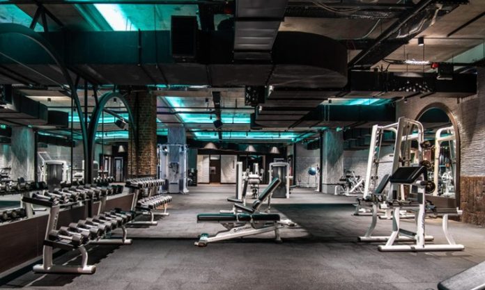 Fitness sektörü, yalnızca sağlıklı yaşam ve spor alışkanlıklarıyla değil, çevresel sorumluluk anlayışıyla da dönüşüm geçiriyor. Son yıllarda birçok spor merkezi, işletme süreçlerinde daha çevreci uygulamalara yönelerek sürdürülebilirlik çalışmalarını gündemine alıyor. Enerji tüketiminden atık yönetimine, ekipman seçiminden üyelerin bilinçlendirilmesine kadar birçok alanda yapılan yenilikler, fitness kulüplerinin gelecekteki çalışma modellerini şekillendiriyor. Konulu bir haber görseli.