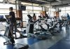 Sağlıklı yaşam bilincinin her geçen gün daha fazla yaygınlaşması, spor alışkanlıklarının değişmesi ve teknolojinin günlük yaşama daha fazla entegre olması, Türkiye'deki fitness sektörünü de önemli ölçüde dönüştürüyor. Geçmişte yalnızca belirli bir kesime hitap eden spor salonları, bugün her yaş grubundan bireyin düzenli olarak tercih ettiği yaşam alanlarına dönüşmüş durumda. Bu dönüşüm, Türkiye'de fitness salonculuğu anlayışının da sürekli gelişmesini sağlıyor. Konulu bir haber görseli.