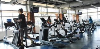 Sağlıklı yaşam bilincinin her geçen gün daha fazla yaygınlaşması, spor alışkanlıklarının değişmesi ve teknolojinin günlük yaşama daha fazla entegre olması, Türkiye'deki fitness sektörünü de önemli ölçüde dönüştürüyor. Geçmişte yalnızca belirli bir kesime hitap eden spor salonları, bugün her yaş grubundan bireyin düzenli olarak tercih ettiği yaşam alanlarına dönüşmüş durumda. Bu dönüşüm, Türkiye'de fitness salonculuğu anlayışının da sürekli gelişmesini sağlıyor. Konulu bir haber görseli.
