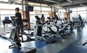 Sağlıklı yaşam bilincinin her geçen gün daha fazla yaygınlaşması, spor alışkanlıklarının değişmesi ve teknolojinin günlük yaşama daha fazla entegre olması, Türkiye'deki fitness sektörünü de önemli ölçüde dönüştürüyor. Geçmişte yalnızca belirli bir kesime hitap eden spor salonları, bugün her yaş grubundan bireyin düzenli olarak tercih ettiği yaşam alanlarına dönüşmüş durumda. Bu dönüşüm, Türkiye'de fitness salonculuğu anlayışının da sürekli gelişmesini sağlıyor. Konulu bir haber görseli.