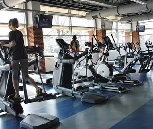 Sağlıklı yaşam bilincinin her geçen gün daha fazla yaygınlaşması, spor alışkanlıklarının değişmesi ve teknolojinin günlük yaşama daha fazla entegre olması, Türkiye'deki fitness sektörünü de önemli ölçüde dönüştürüyor. Geçmişte yalnızca belirli bir kesime hitap eden spor salonları, bugün her yaş grubundan bireyin düzenli olarak tercih ettiği yaşam alanlarına dönüşmüş durumda. Bu dönüşüm, Türkiye'de fitness salonculuğu anlayışının da sürekli gelişmesini sağlıyor. Konulu bir haber görseli.