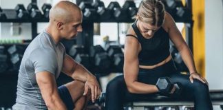 Fitness sektörünün dünya genelinde büyümesiyle birlikte fitness antrenörü olmanın gerektirdiği profesyonel standartlar da değişmeye başladı. Günümüzde spor salonlarında yalnızca temel egzersiz bilgisine sahip olmak yeterli görülmezken, bilimsel yaklaşımları bilen ve uluslararası standartlarda eğitim almış uzmanlara olan talep artıyor. Bu noktada uluslararası sertifikalar, antrenörlerin kariyer gelişiminde önemli bir avantaj sağlıyor. kONULU BİR HABER GÖRSELİ.