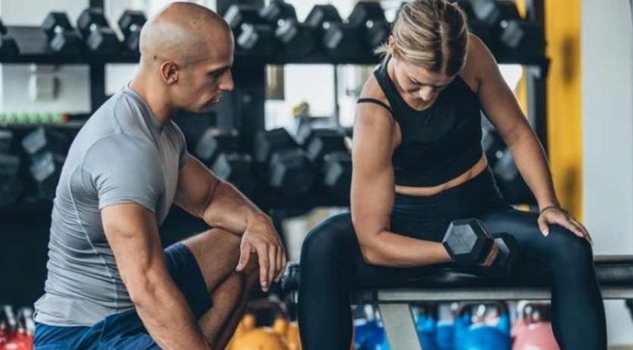 Fitness sektörünün dünya genelinde büyümesiyle birlikte fitness antrenörü olmanın gerektirdiği profesyonel standartlar da değişmeye başladı. Günümüzde spor salonlarında yalnızca temel egzersiz bilgisine sahip olmak yeterli görülmezken, bilimsel yaklaşımları bilen ve uluslararası standartlarda eğitim almış uzmanlara olan talep artıyor. Bu noktada uluslararası sertifikalar, antrenörlerin kariyer gelişiminde önemli bir avantaj sağlıyor. kONULU BİR HABER GÖRSELİ.