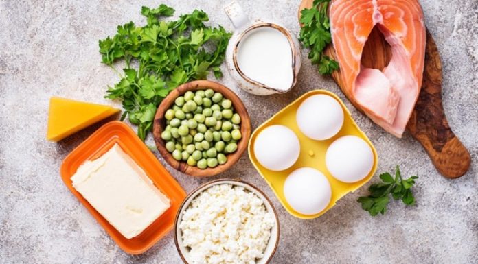 Vitamin Eksikliği Fitness Gelişimini Yavaşlatır Mı Düzenli spor yapan bireyler için antrenman programı kadar beslenme düzeni de büyük önem taşıyor. Kas gelişimi, dayanıklılık, enerji üretimi ve toparlanma süreçlerinin sağlıklı şekilde ilerleyebilmesi için yalnızca protein ve karbonhidrat tüketimi yeterli olmuyor. Vücudun ihtiyaç duyduğu vitamin ve mineraller de bu sürecin ayrılmaz parçaları arasında yer alıyor. Bu nedenle vitamin eksikliği, spor performansı ve genel sağlık üzerinde doğrudan ya da dolaylı etkiler oluşturabiliyor. Konulu bir haber görseli.