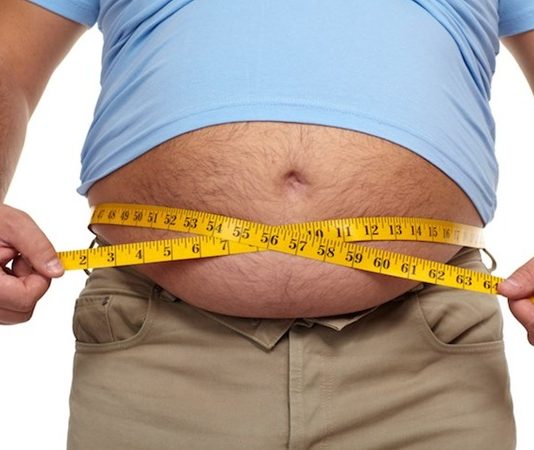 Fazla yağ oranını azaltmak ve daha fit bir vücut görünümüne ulaşmak isteyen bireyler için düzenli egzersiz kadar doğru beslenme de büyük önem taşıyor. Spor salonunda geçirilen süre ne kadar verimli olursa olsun, beslenme planı doğru şekilde oluşturulmadığında istenilen sonuçlara ulaşmak zorlaşabiliyor. Bu nedenle fitness beslenme programları, yağ yakımını destekleyen en önemli unsurlar arasında gösteriliyor. Konulu bir haber görseli.