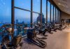 Spor teknolojilerinde yaşanan hızlı gelişmeler, fitness sektörünü de önemli ölçüde dönüştürüyor. Son yıllarda geliştirilen yapay zekâ destekli fitness ekipmanları, kullanıcıların daha verimli, güvenli ve kişiselleştirilmiş antrenman yapmasına olanak tanırken spor salonlarının hizmet kalitesini de yeni bir seviyeye taşıyor. Hareket analizi yapabilen, performansı ölçebilen ve antrenman önerileri sunabilen bu akıllı sistemler, hem profesyonel sporcular hem de spora yeni başlayan bireyler tarafından yoğun ilgi görüyor. Konulu bir haber görseli.