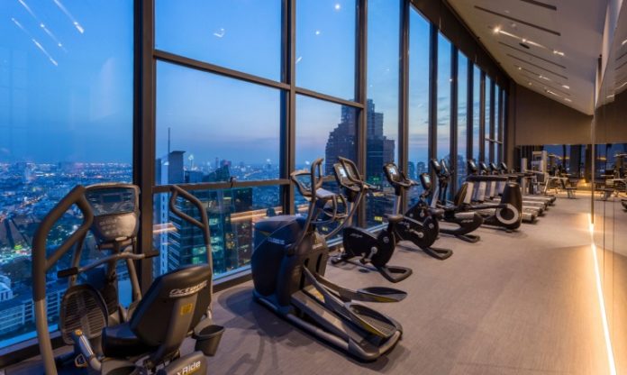Spor teknolojilerinde yaşanan hızlı gelişmeler, fitness sektörünü de önemli ölçüde dönüştürüyor. Son yıllarda geliştirilen yapay zekâ destekli fitness ekipmanları, kullanıcıların daha verimli, güvenli ve kişiselleştirilmiş antrenman yapmasına olanak tanırken spor salonlarının hizmet kalitesini de yeni bir seviyeye taşıyor. Hareket analizi yapabilen, performansı ölçebilen ve antrenman önerileri sunabilen bu akıllı sistemler, hem profesyonel sporcular hem de spora yeni başlayan bireyler tarafından yoğun ilgi görüyor. Konulu bir haber görseli.