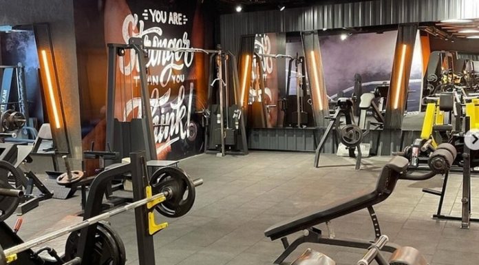 Yapay Zekâ Destekli Fitness Salonları Yaygınlaşıyor Fitness sektörü, dijital dönüşümün etkisiyle son yılların en hızlı değişim yaşayan alanlarından biri haline geldi. Geleneksel spor salonlarının yerini giderek daha akıllı ve teknoloji odaklı tesisler almaya başlarken, yapay zekâ destekli çözümler hem işletmelerin hem de üyelerin deneyimini önemli ölçüde değiştiriyor. Antrenman planlamasından performans analizine, üyelik yönetiminden kişiselleştirilmiş önerilere kadar birçok süreç artık gelişmiş yazılımlar sayesinde daha verimli şekilde yürütülüyor. Konulu bir haber görseli.