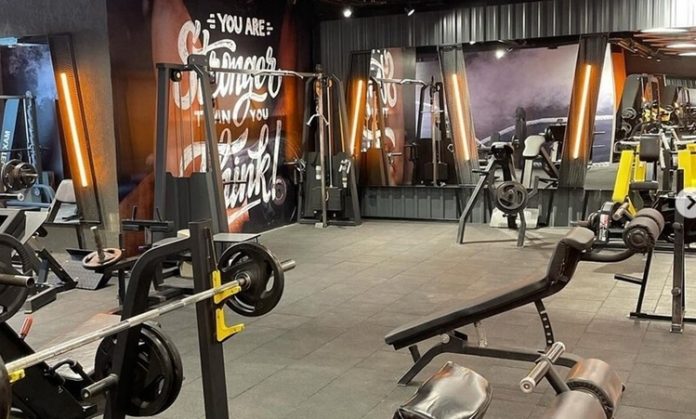 Fitness sektörü, dijital dönüşümün etkisiyle son yılların en hızlı değişim yaşayan alanlarından biri haline geldi. Geleneksel spor salonlarının yerini giderek daha akıllı ve teknoloji odaklı tesisler almaya başlarken, yapay zekâ destekli çözümler hem işletmelerin hem de üyelerin deneyimini önemli ölçüde değiştiriyor. Antrenman planlamasından performans analizine, üyelik yönetiminden kişiselleştirilmiş önerilere kadar birçok süreç artık gelişmiş yazılımlar sayesinde daha verimli şekilde yürütülüyor. Konulu bir haber görseli.