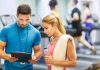 Fitness sektöründe teknolojik gelişmeler, antrenman süreçlerini daha kişisel, verimli ve ölçülebilir hale getiriyor. Son yıllarda özellikle yapay zekâ teknolojilerinin yaygınlaşmasıyla birlikte fitness antrenörleri, danışanlarına daha kapsamlı hizmet sunabilmek için yeni dijital araçlardan yararlanmaya başladı. Veri analizi, performans takibi ve kişiye özel program oluşturma gibi alanlarda kullanılan yapay zekâ destekli sistemler, antrenörlerin karar verme süreçlerini kolaylaştırıyor. Konulu bir haber görseli.