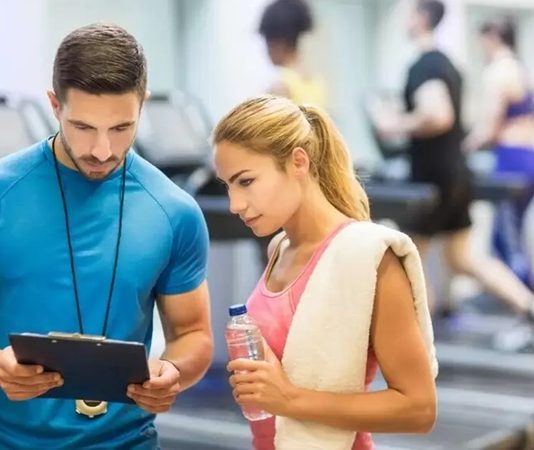 Fitness sektöründe teknolojik gelişmeler, antrenman süreçlerini daha kişisel, verimli ve ölçülebilir hale getiriyor. Son yıllarda özellikle yapay zekâ teknolojilerinin yaygınlaşmasıyla birlikte fitness antrenörleri, danışanlarına daha kapsamlı hizmet sunabilmek için yeni dijital araçlardan yararlanmaya başladı. Veri analizi, performans takibi ve kişiye özel program oluşturma gibi alanlarda kullanılan yapay zekâ destekli sistemler, antrenörlerin karar verme süreçlerini kolaylaştırıyor. Konulu bir haber görseli.