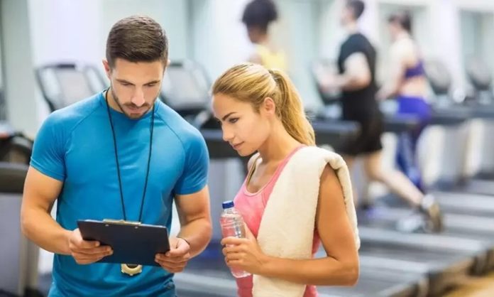 Fitness sektöründe teknolojik gelişmeler, antrenman süreçlerini daha kişisel, verimli ve ölçülebilir hale getiriyor. Son yıllarda özellikle yapay zekâ teknolojilerinin yaygınlaşmasıyla birlikte fitness antrenörleri, danışanlarına daha kapsamlı hizmet sunabilmek için yeni dijital araçlardan yararlanmaya başladı. Veri analizi, performans takibi ve kişiye özel program oluşturma gibi alanlarda kullanılan yapay zekâ destekli sistemler, antrenörlerin karar verme süreçlerini kolaylaştırıyor. Konulu bir haber görseli.