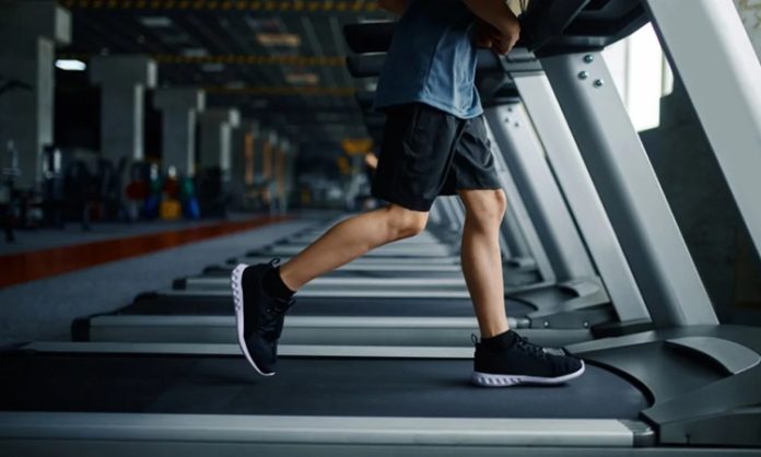 Fitness sektöründe yaşanan büyüme, spor ekipmanı pazarında da önemli hareketliliklerin ortaya çıkmasını sağlıyor. Son yıllarda artan spor salonu yatırımları, evde antrenman kültürünün yaygınlaşması ve bireylerin sağlıklı yaşam alışkanlıklarına daha fazla önem vermesi, yeni markaların sektöre yönelmesine neden oluyor. Bu gelişmelerle birlikte fitness ekipmanı pazarı daha rekabetçi bir yapıya kavuşurken, farklı ihtiyaçlara yönelik yeni nesil ürünler kullanıcıların ilgisini çekiyor. Konulu bir haber görseli.