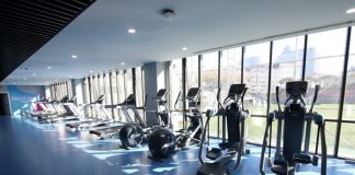Fitness sektörü son yıllarda büyük bir dönüşüm geçirirken, spor salonları da klasik antrenman alanlarından çok daha kapsamlı yaşam merkezlerine dönüşmeye başladı. Yeni nesil fitness salonları, yalnızca ağırlık kaldırılan veya kardiyo yapılan alanlar olmaktan çıkarak üyelerine teknoloji, kişisel takip, uzman desteği ve konfor odaklı hizmetler sunan modern merkezler haline geliyor. Bu değişimle birlikte fitness salonları, kullanıcıların hem fiziksel hem de yaşam tarzı hedeflerine ulaşmasını destekleyen daha profesyonel çözümler geliştiriyor. Konulu bir haber görseli.